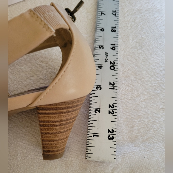 cloudwalkers by avenue Lara sandal with heel, beige, like new pre-owned size 10W - Picture 7 of 12